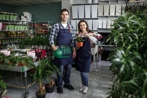 Jardineros con plantas en un hermoso centro de jardinería