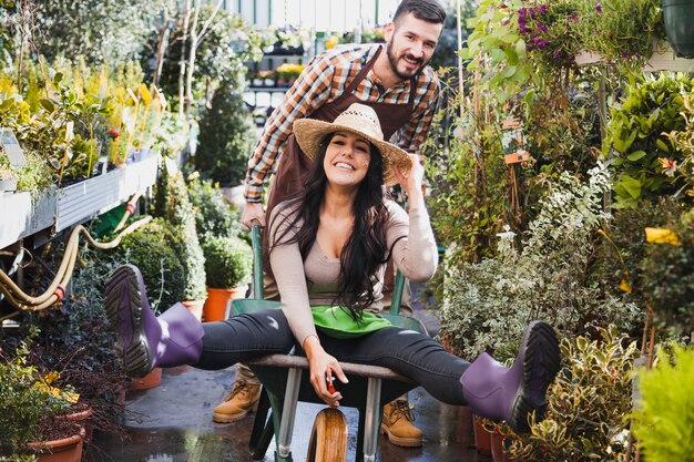 Jardineros que se divierten con la carretilla