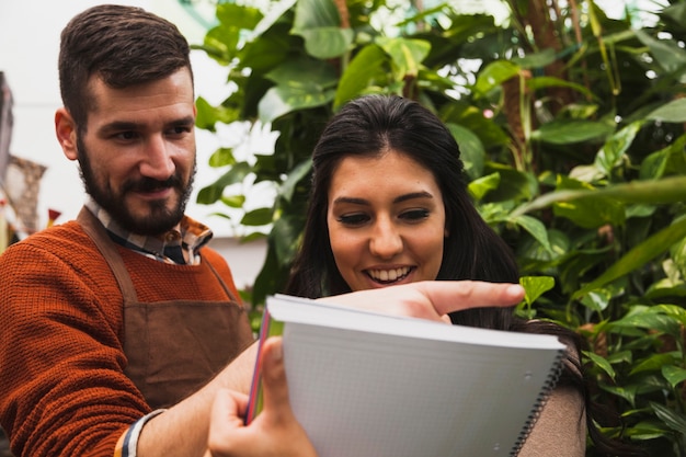 Foto gratuita jardineros que examinan las plantas