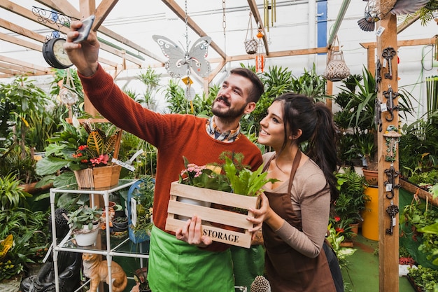 Jardineros que toman selfie en invernadero