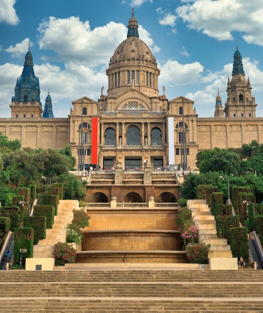 Los jardines del Palau National de Barcelona, España y la gente frente a él. Cielo nublado