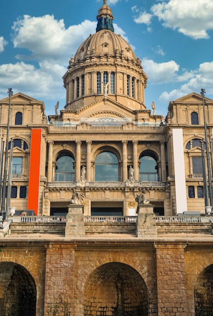 Los jardines del Palau National de Barcelona, España y la gente frente a él. Cielo nublado