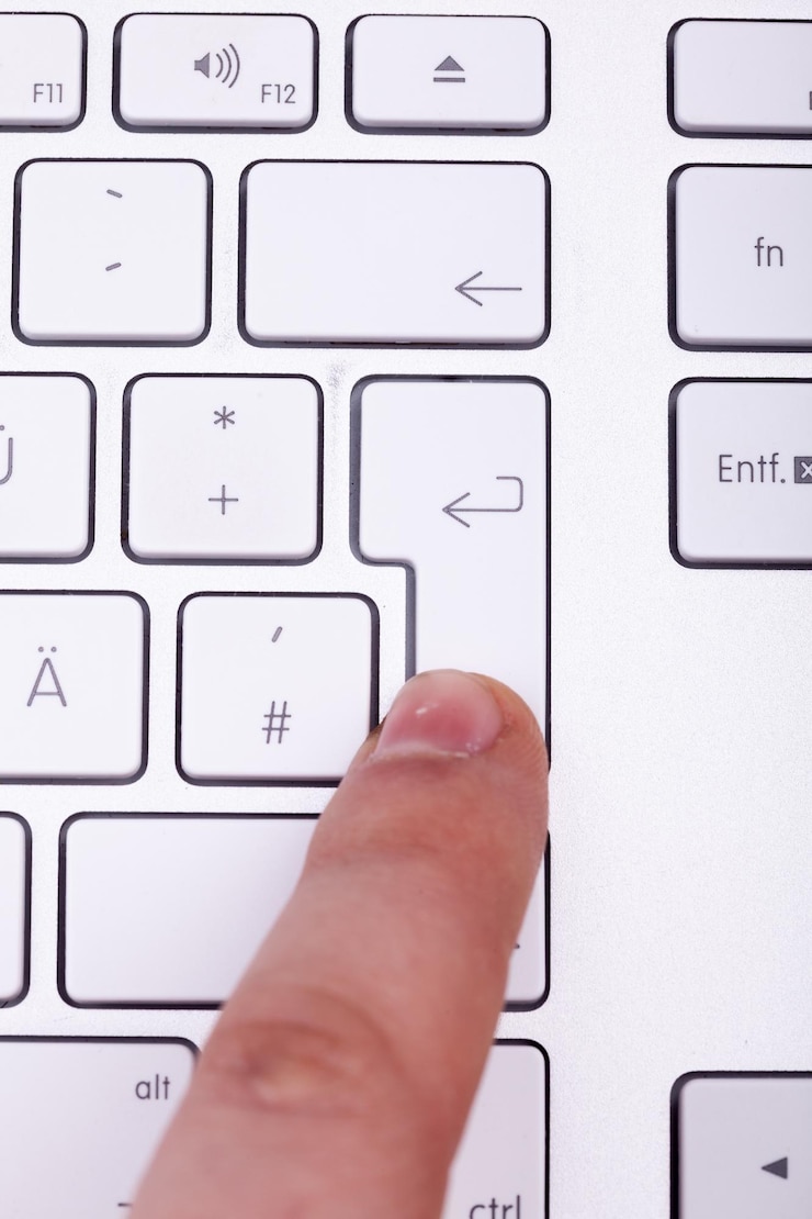 Photo Gratis jari menekan tombol keyboard dari dekat