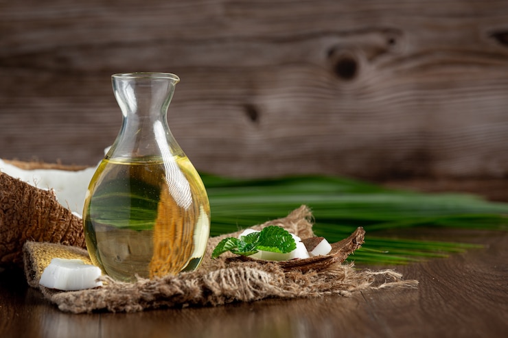 Foto gratuito jarra de aceite de coco con coco sobre fondo oscuro
