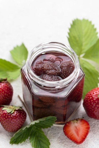 Jarra de alto ángulo con fresas guisadas