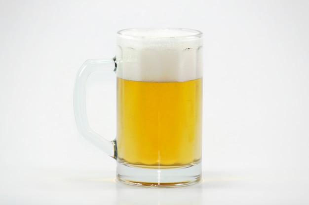 Jarra de cerveza con espuma