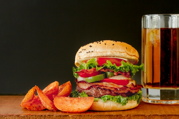 Foto gratuita jarra de cerveza y hamburguesa