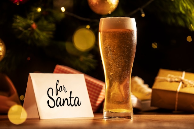 Jarra de cerveza navideña y regalos