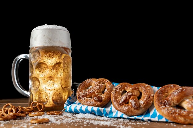 Jarra de cerveza con pretzels sobre una mesa