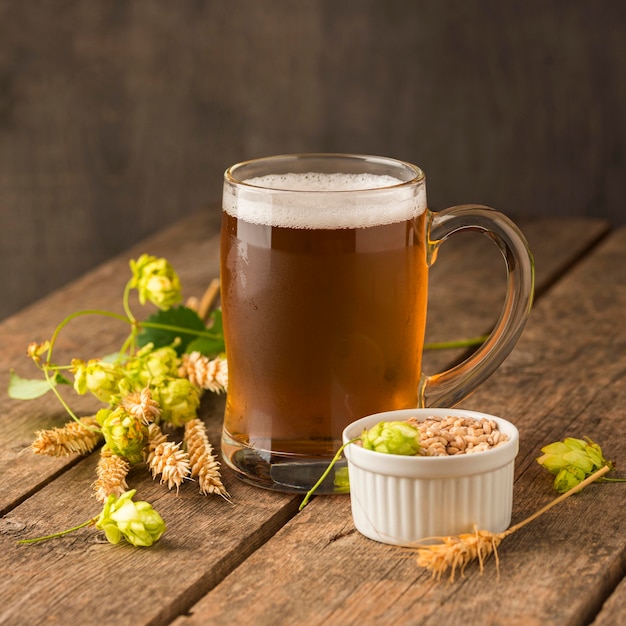 Jarra de cerveza rubia y semillas de trigo