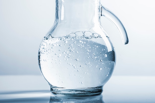 Foto gratuita jarra de cristal llena de agua