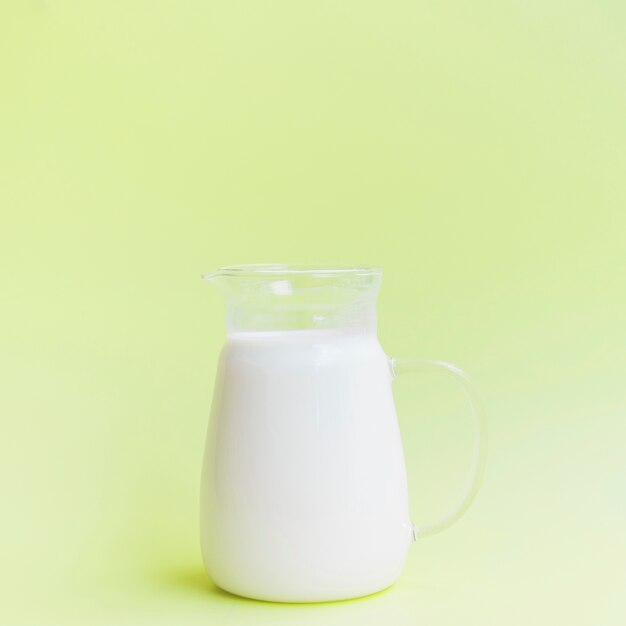 Jarra de cristal llena de leche
