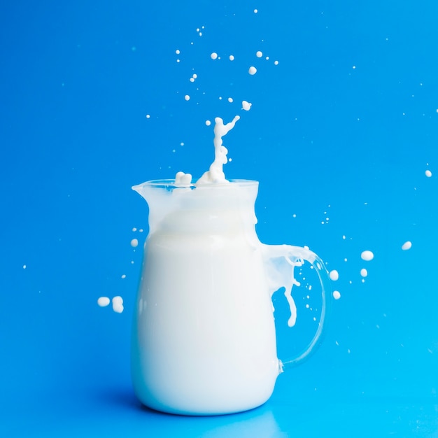 Jarra de cristal llena de leche