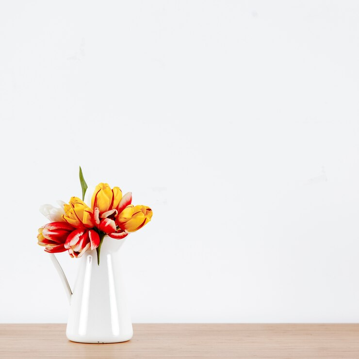 Foto gratuito jarra con flores encantadoras