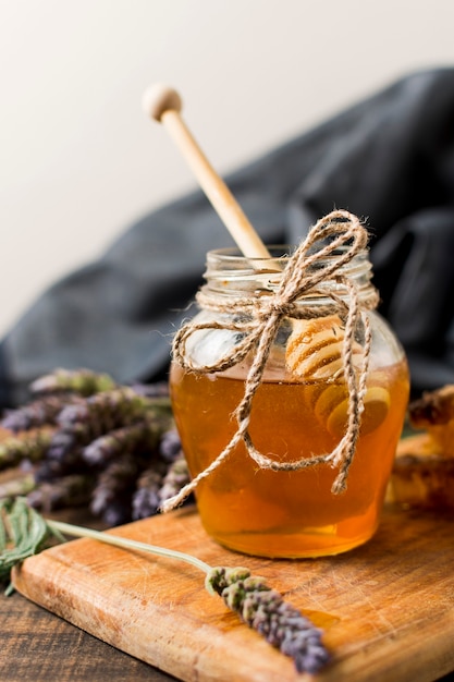 Jarra de miel con cuchara y lavanda