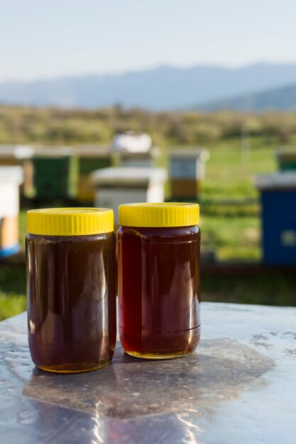 Jarra de miel con tapa amarilla