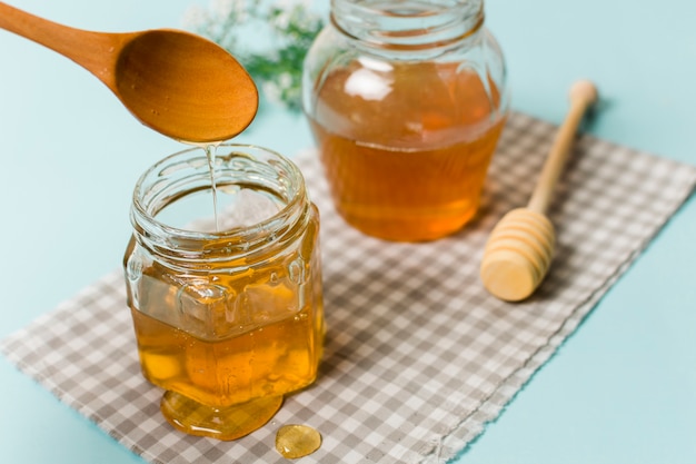 Foto gratuita jarras de miel con cucharas
