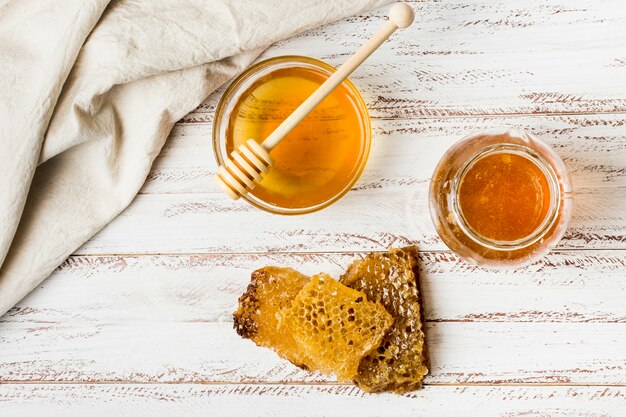 Jarras de miel con panales