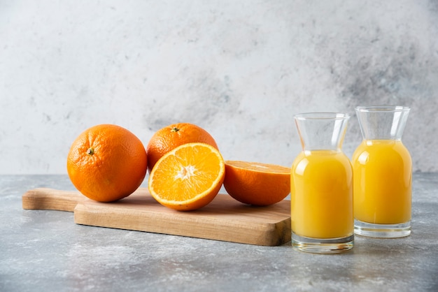 Jarras de vidrio de jugo con rodaja de naranja.