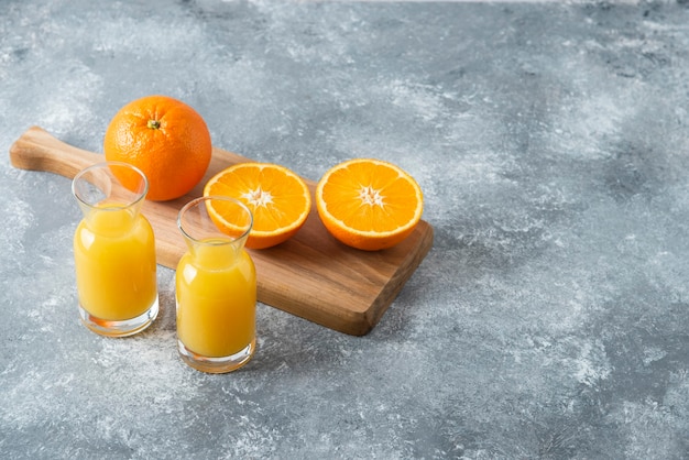 Jarras de vidrio de jugo con rodaja de naranja.