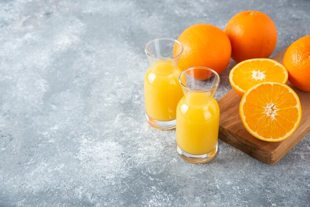 Jarras de vidrio de jugo con rodaja de naranja.