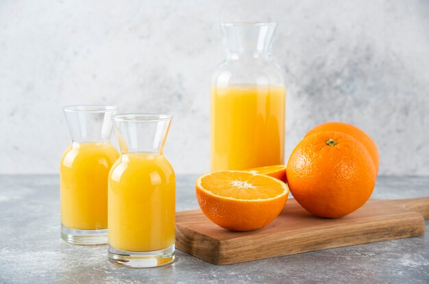 Jarras de vidrio de jugo con rodaja de naranja.