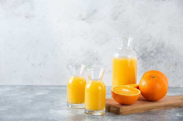 Jarras de vidrio de jugo con rodaja de naranja.