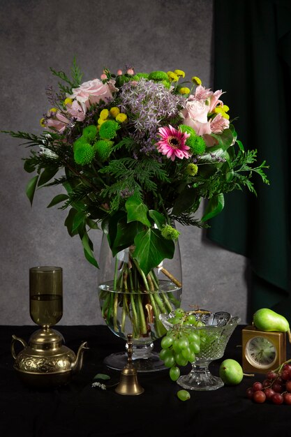 Jarrón de flores en estilo barroco como la fotografía.