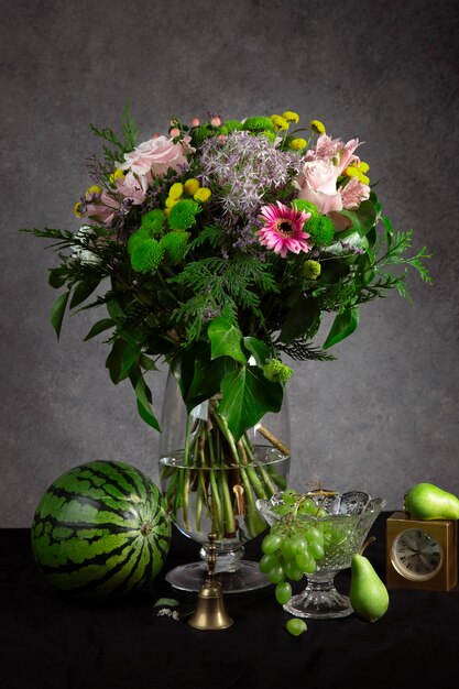 Jarrón de flores en estilo barroco como la fotografía.