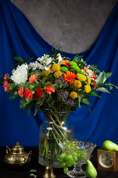 Jarrón de flores en estilo barroco como la fotografía.