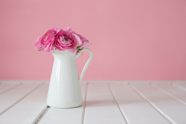 Jarrón de porcelana con flores