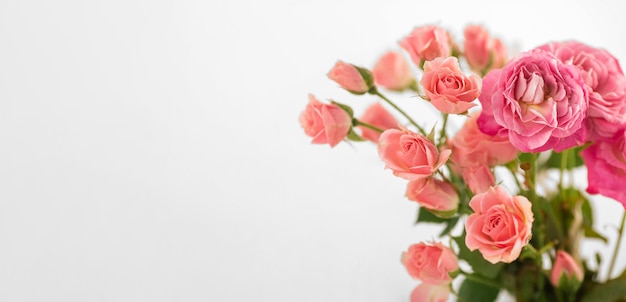 Jarrón con rosas en el espacio de copia de mesa