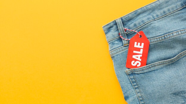 Jeans de vista superior con etiqueta de venta y espacio de copia
