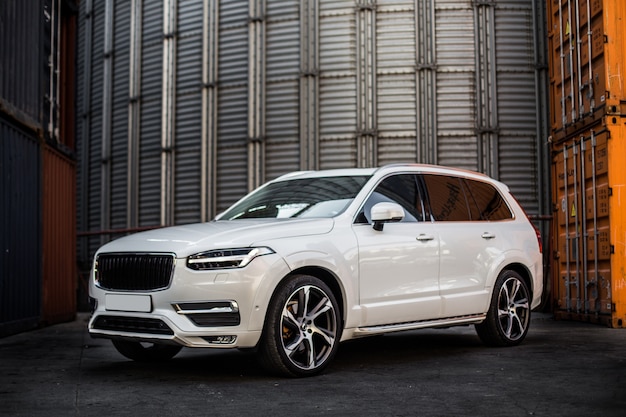 Un jeep offroader blanco en el estacionamiento.