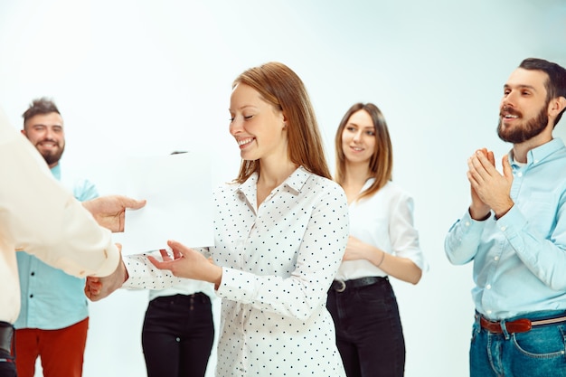 Jefe aprobando y felicitando al joven empleado exitoso