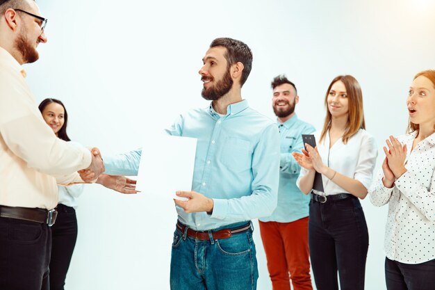 Jefe aprobando y felicitando al joven empleado exitoso