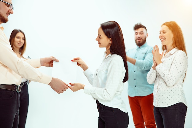 Jefe aprobando y felicitando al joven empleado exitoso