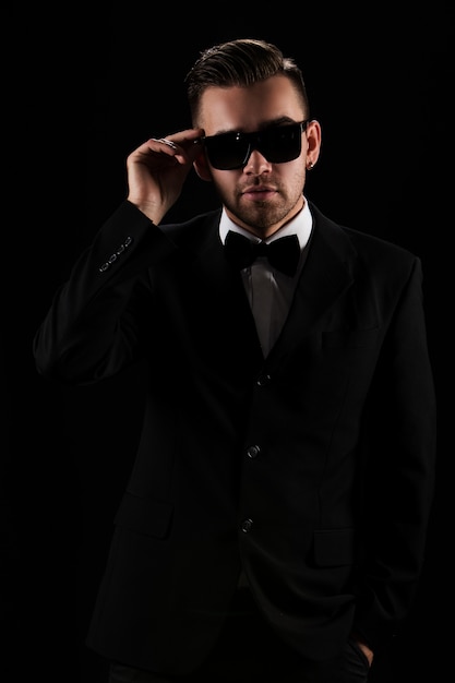 Foto gratuita jefe, caballero. hombre de negocios atractivo en traje negro