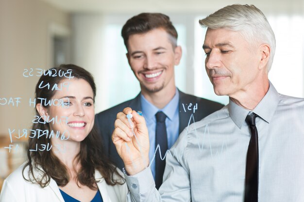 Jefe de dibujo gráfico y Formación colegas sonriendo