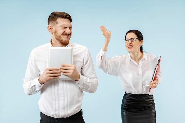 Jefe enojado. mujer y su secretaria de pie en la oficina o en el estudio. empresaria gritando a su colega. modelos caucásicos femeninos y masculinos. concepto de relaciones de oficina, emociones humanas