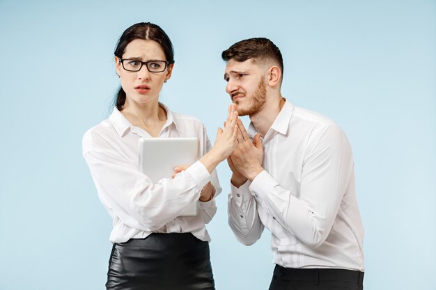 Jefe enojado. Mujer y su secretaria de pie en la oficina o estudio. Empresario gritando a su colega. Modelos caucásicos femeninos y masculinos. Concepto de relaciones de oficina, emociones humanas