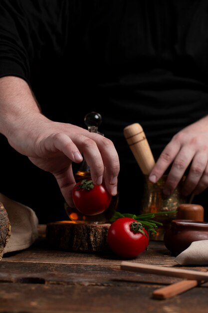 Jefe está preparando tomate en el escritorio