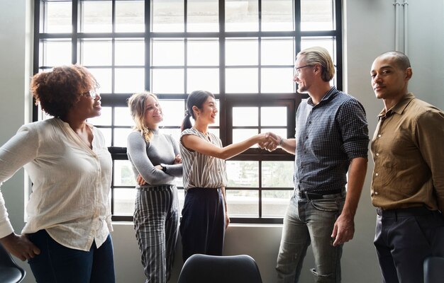 Jefe estrechando la mano de un nuevo miembro del equipo