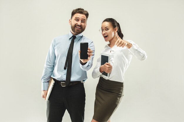 Jefe feliz Hombre y su secretaria de pie en la oficina o estudio.