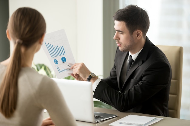 Jefe hablando de las perspectivas financieras de la empresa.