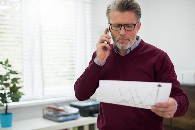 Jefe haciendo negocios a través del teléfono móvil