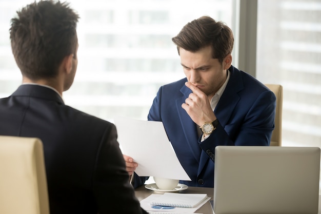 Jefe preocupado por mal informe anual de la empresa