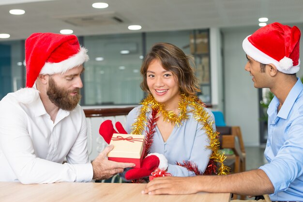 Jefe serio deseando Feliz Navidad a los empleados.