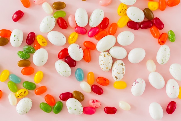 Foto gratuita jelly beans y huevos de codorniz