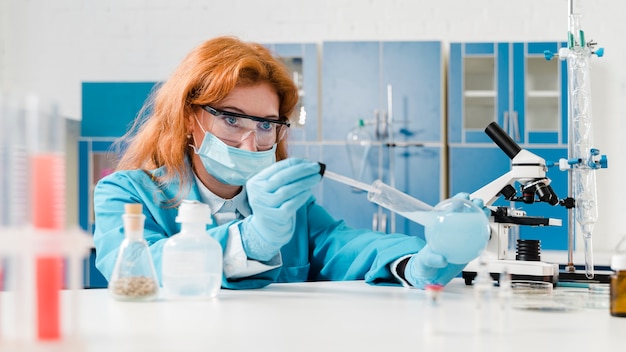 Jengibre joven químico trabajando en su laboratorio